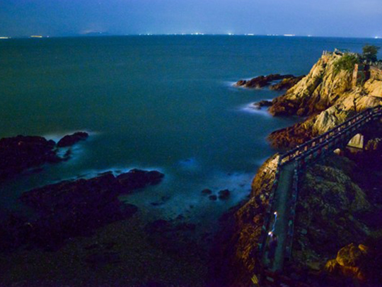 岸邊尋找藍眼淚